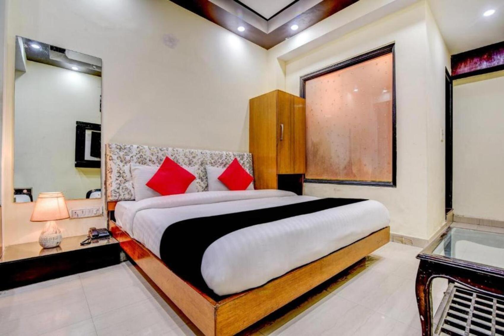 Staybook Aira Railway Station Paharganj 4*